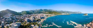 Budva Riviera ve Karadağ 'daki St. Nicholas Adası' nın panoramik görüntüsü.