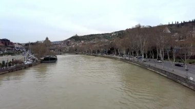 Mtkvari (Kura) Nehri, Narikala Kalesi ve Barış Köprüsü 'nden Eski Tiflis manzarası