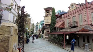 Tiflis, Gürcistan - 20 Mart 2025 Saat Kulesi ve Ioane Shavteli Caddesi