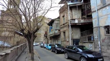Tiflis, Gürcistan - 20 Mart 2025: Eski binalı Atoneli Caddesi