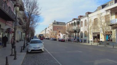 Tiflis, Gürcistan - 17 Mart 2025: Davit Aghmashenebeli Bulvarı 'nda Zıpla-in tur otobüsü
