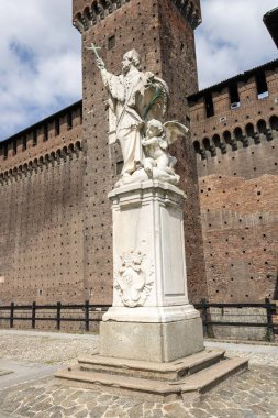 Nepomuk Aziz John Anıtı (yaklaşık 1729) ve Sforza Şatosu 'ndan Torre di Bona, İtalya