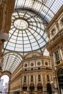 Milan, İtalya - 26 Mayıs 2025: Galleria Vittorio Emanuele II, lüks giyim markaları ve lüks yemek markalarının bulunduğu 19. yüzyıla ait bir alışveriş merkezi..