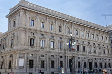 Milan, İtalya - 26 Mayıs 2025: 16. yüzyıldan kalma, belediye binası olarak hizmet veren büyük freskleri olan bir saray..