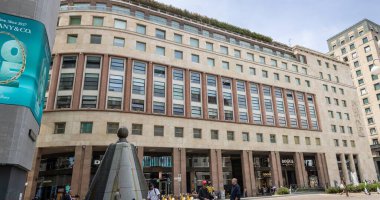 Milan, İtalya - 28 Mayıs 2025: San Babila Meydanı 'ndaki alışveriş merkezi