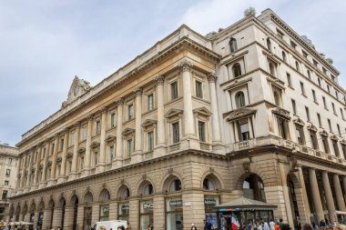 Milan, İtalya - 28 Mayıs 2025: Piazza del Duomo 'da ofisleri ve mağazaları olan tarihi bir bina