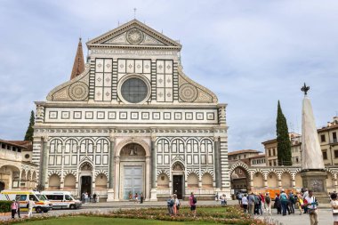 Florence, İtalya - 27 Mayıs 2025: Piazza di Santa Maria Novella ve Basilica di Santa Maria Novella