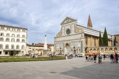 Floransa, İtalya - 27 Mayıs 2025: Piazza di Santa Maria Novella, Basilica di Santa Maria Novella, ve Grand Hotel Minerva