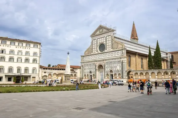 Floransa, İtalya - 27 Mayıs 2025: Piazza di Santa Maria Novella, Basilica di Santa Maria Novella, ve Grand Hotel Minerva