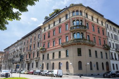 Milan, İtalya - 24 Mayıs 2025: Piazza Castello ve Via Stefano Jacini kavşağında tarihi mimari