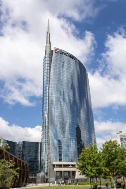 Milan, İtalya - 26 Mayıs 2025: Piazza Gae Aulenti 'deki modern ofis kulesi