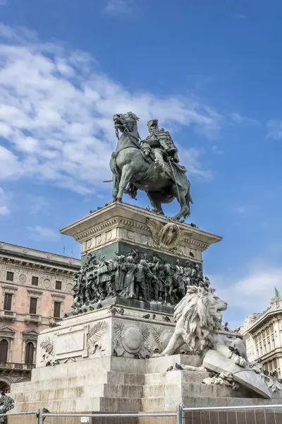 Kral 2. Victor Emmanuel 'in Binicilik Heykeli, Piazza del Duomo, Milan