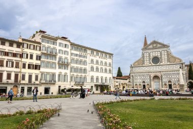 Floransa, İtalya - 27 Mayıs 2025: Piazza di Santa Maria Novella, Basilica di Santa Maria Novella, ve Grand Hotel Minerva