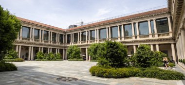 Milan, İtalya - 28 Mayıs 2025: Quadrilatero Meydanı - Eski Milan Başpiskoposu, şimdi lüks Portre Oteli