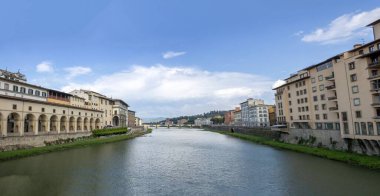 Arno Nehri, Ponte alle Grazio ve Ponte Vecchio 'nun panoramik manzarası. Floransa, İtalya