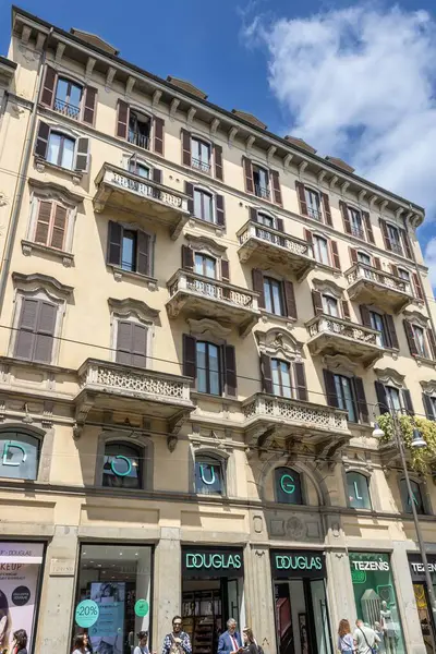 Milan, İtalya - 26 Mayıs 2025 Via Torino 'da daireleri ve dükkanları olan tarihi bir bina