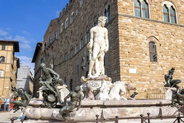 Floransa, İtalya - 27 Mayıs 2025: Arka planda Neptün Çeşmesi ve Vecchio Sarayı (Belediye Binası)