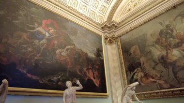 Floransa, İtalya - 27 Mayıs 2025: Uffizi Galerisi 'ndeki Niobe odasının içi