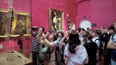 Floransa, İtalya - 27 Mayıs 2025: Caravaggio 'nun Medusa' da eğlenen Uffizi Galerisi ziyaretçileri