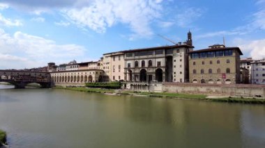 Floransa, İtalya - 27 Mayıs 2025: Sağdan sola Galileo Müzesi, Uffizi Galerileri, Corridoio, Ponte Vecchio ve Arno Nehri
