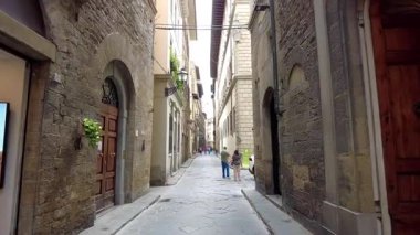 Floransa, İtalya - 27 Mayıs 2025: Kamera Borgo Santi Apostoli 'de ilerliyor