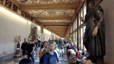 Floransa, İtalya - 27 Mayıs 2025: Uffizi Galerisi ziyaretçileri