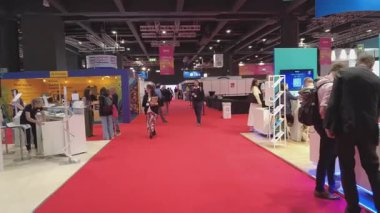 Milan, İtalya - 25 Mayıs 2025: Yıllık Avrupa İnsan Genetik Topluluğu Toplantısı 'nın sergi kabinleri ve katılımcıları