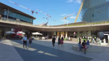 Milan, İtalya - 25 Mayıs 2025: Three Towers alışveriş merkezinin avlusu