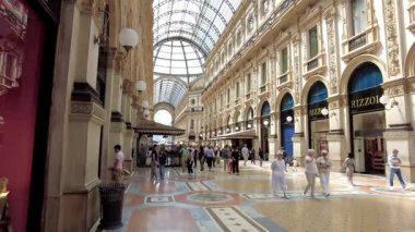 Milan, İtalya - 26 Mayıs 2025: Galleria Vittorio Emanuele II, lüks giyim markaları ve lüks yemek markalarının bulunduğu 19. yüzyıla ait bir alışveriş merkezi..
