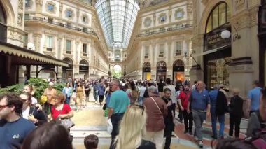 Milan, İtalya - 26 Mayıs 2025: Galleria Vittorio Emanuele II, lüks giyim markaları ve lüks yemek markalarının bulunduğu 19. yüzyıla ait bir alışveriş merkezi..
