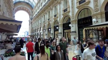 Milan, İtalya - 26 Mayıs 2025: Galleria Vittorio Emanuele II, lüks giyim markaları ve lüks yemek markalarının bulunduğu 19. yüzyıla ait bir alışveriş merkezi..