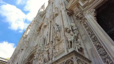 Duomo cephesinin zengin süslemeli bir parçası, Milan, İtalya
