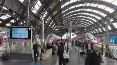 Milan, İtalya - 27 Mayıs 2025 Merkez Tren İstasyonu, Milano Merkez İstasyonu.