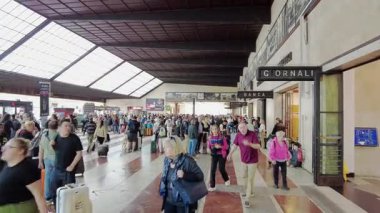 Milan, İtalya - 27 Mayıs 2025 Merkez Tren İstasyonu, Milano Merkez İstasyonu.