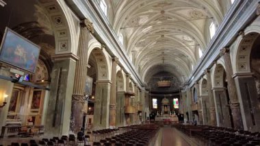 Basilica di Santo Stefano Maggiore, Milano 'nun içi.
