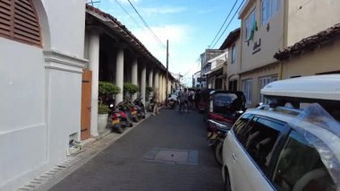 Galle, Sri Lanka - 14 Temmuz 2025: Galle Hollanda Kalesi 'ndeki Church Caddesi' nde bir kamera hareket ediyor