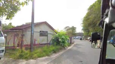 Galle, Sri Lanka - 14 Temmuz 2025: Tuk-tuk yolcu koltuğundan Galle Hollanda Kalesi manzarası.