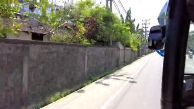 Unawatuna, Sri Lanka - 13 Temmuz 2025: Köyü binicilikten izlemek