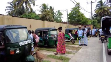 Koggala, Sri Lanka - 15 Temmuz 2025: Aileler çocukları okuldan alıyor