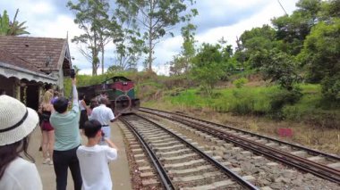 Demodara, Sri Lanka - 17 Temmuz 2025: Tren tren istasyonuna varıyor.