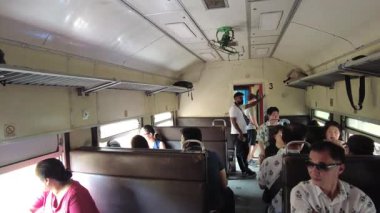 Demodara, Sri Lanka - 17 Temmuz 2025: Demodara 'dan Ella' ya giden trendeki yolcular