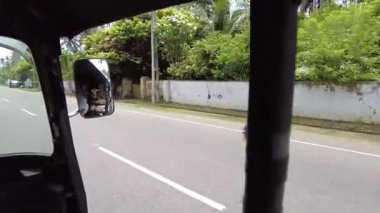 Unawatuna, Sri Lanka - 14 Temmuz 2025: Köyü binicilikten izlemek