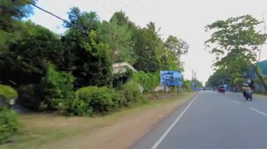 Moraketiya, Sri Lanka - 18 Temmuz 2025: Binicilik arabasından bir köy caddesi görüldü.