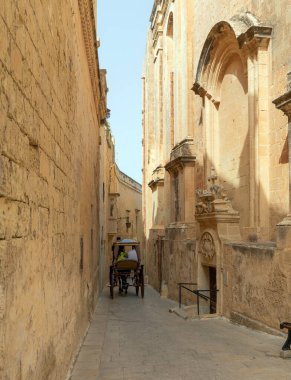 Mdina 'nın güçlendirilmiş şehri Malta' da dar bir sokak.