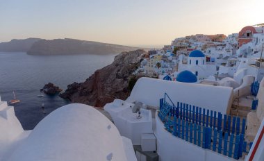 Günbatımında Oia Köyü, Santorini Adası, Yunanistan