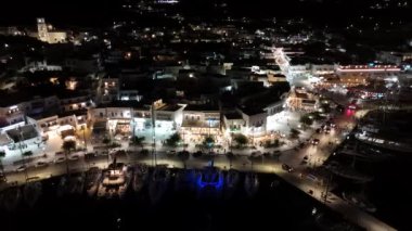 Adamantas limanının gece manzarası, Milos Adası, Yunanistan