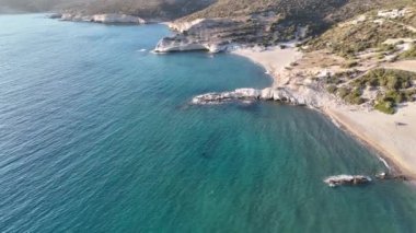 Milos Adası, Cyclades, Yunanistan 'daki Triades plajının hava manzarası