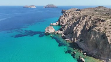 Güzel deniz manzarası, Milos Adası, Yunanistan, 4k İHA görüntüsü