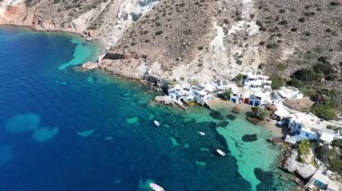 Milos Adası, Cyclades, Yunanistan 'da Fourkovouni' ye küçük resim gibi bir yerleşim