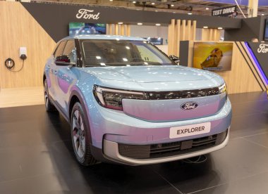 ATENS, GREECE - 5 Ekim 2024: Otomobil Athina 2024 Motor Fuarında Ford Explorer.